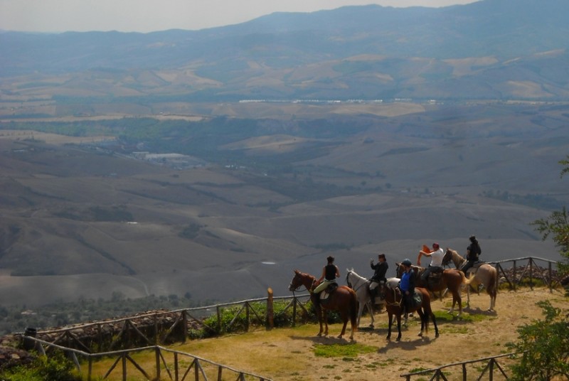 week horse riding trip in Tuscany