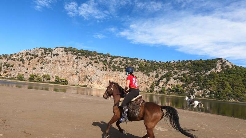 Galop à cheval randonnée équestre à Iztuzu en Turquie