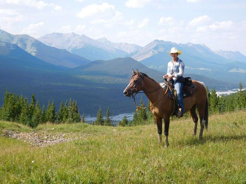 A cheval dans les Rocheuses au Canada