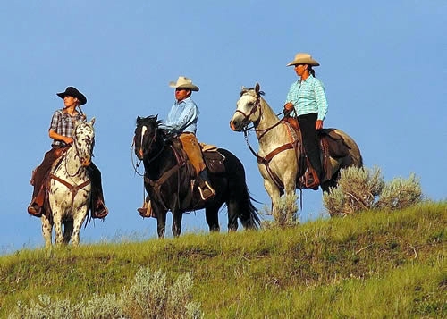 A cheval dans les Rocheuses au Canada