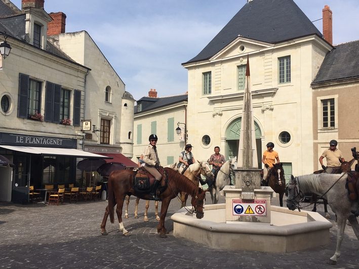 horse riding tour Loire castles
