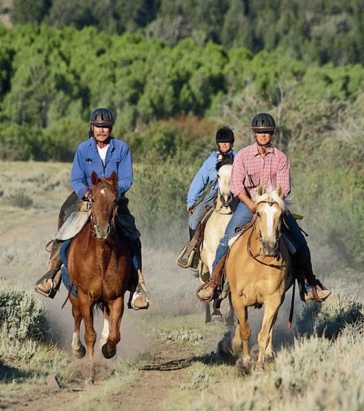 horseback riding holiday wyoming usa