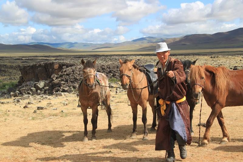 horseback riding in mongolia