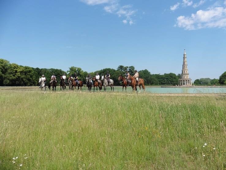 horseback holiday loire castle