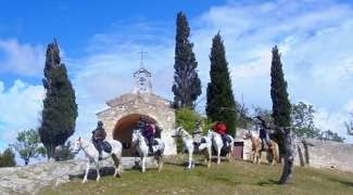 A cheval dans les Alpilles en Provence